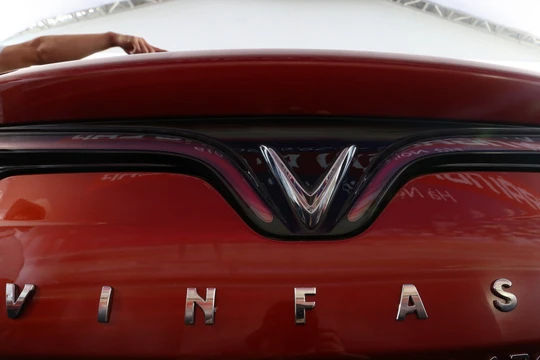 Một chiếc xe hơi hiệu VinFast trong một cuộc triển lãm xe tổ chức tại Hà Nội (Ảnh: Nikkei)