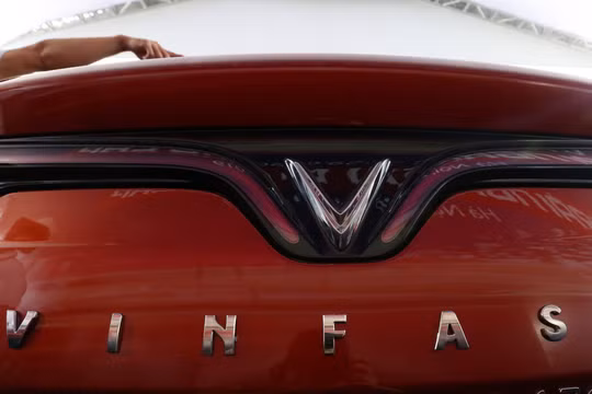 Một chiếc xe hơi hiệu VinFast trong một cuộc triển lãm xe tổ chức tại Hà Nội (Ảnh: Nikkei)