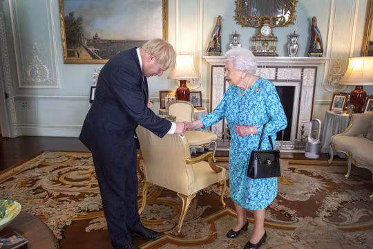 Cựu Thủ tướng Anh Boris Johnson trong một lần gặp gỡ Nữ hoàng Elizabeth (Ảnh: Telegraph)