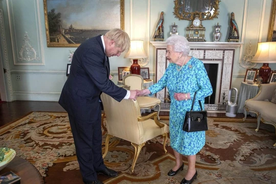 Cựu Thủ tướng Anh Boris Johnson trong một lần gặp gỡ Nữ hoàng Elizabeth (Ảnh: Telegraph)