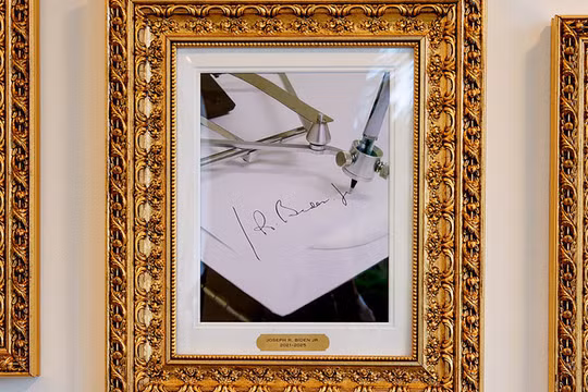 Ảnh chân dung ông Joe Biden bị ông Trump thay bằng một chiếc máy ký tự động. Ảnh: Getty.