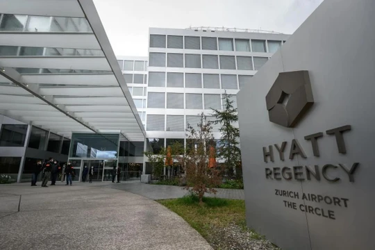 Cảnh sát đứng canh bên ngoài khách sạn Hyatt, Zurich, Thụy Sĩ, nơi tổ chức hội nghị cấp cao giữa Mỹ và Trung Quốc (Ảnh: AFP)