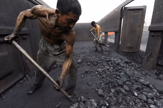 Những công nhân "phổi đen" ở Trung Quốc có mức thu nhập tháng thê thảm (Ảnh: Yahoo News)