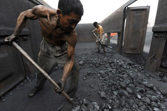 Những công nhân "phổi đen" ở Trung Quốc có mức thu nhập tháng thê thảm (Ảnh: Yahoo News)