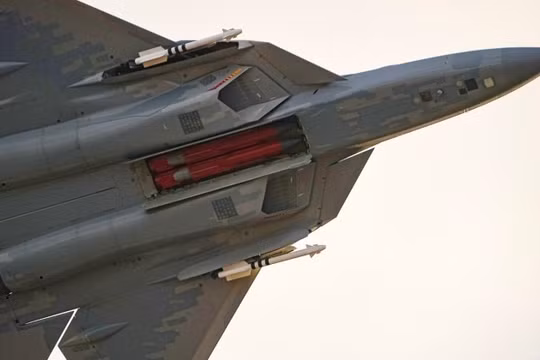 Su-57 với tên lửa chống bức xạ Kh-58UShKE trong khoang bên trong. Ảnh: MW.