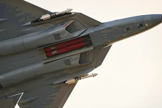 Su-57 với tên lửa chống bức xạ Kh-58UShKE trong khoang bên trong. Ảnh: MW.