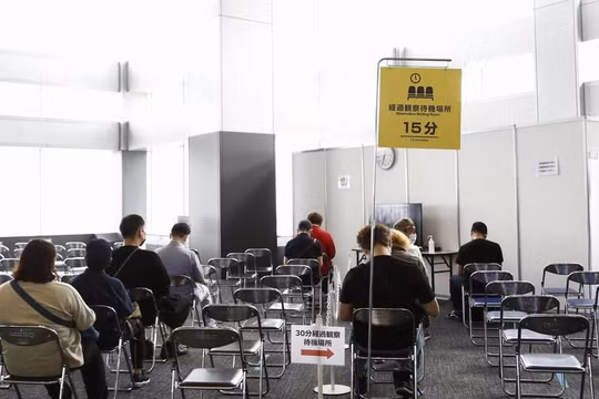 Bên trong một điểm tiêm vaccine COVID-19 ở Nhật Bản (Ảnh: AFP)