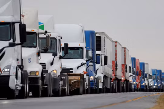 Xe tải xếp hàng dài chờ vào Mỹ gần trạm kiểm soát hải quan ở Nuevo Laredo, Mexico, ngày 26/11/2024. Ảnh: Reuters.
