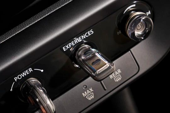 Một chiếc BMW Mini mới hơn có các nút điều khiển vật lý trên bảng điều khiển (Ảnh: BMW Group)