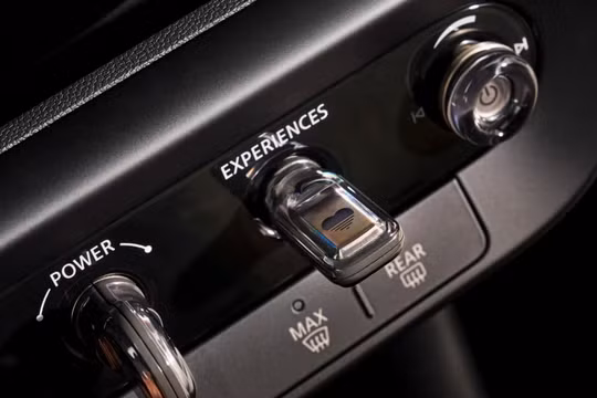 Một chiếc BMW Mini mới hơn có các nút điều khiển vật lý trên bảng điều khiển (Ảnh: BMW Group)