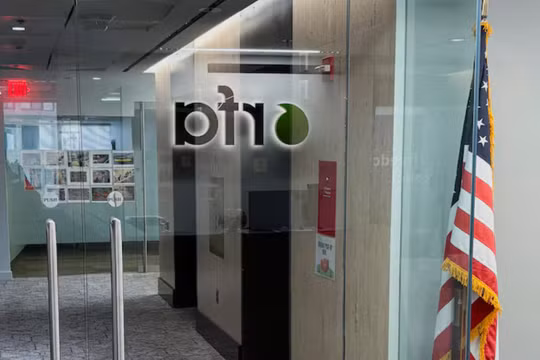 Một góc nhìn cho thấy cánh cửa dẫn đến văn phòng của Đài phát thanh Châu Á Tự do (RFA). Ảnh: Reuters.