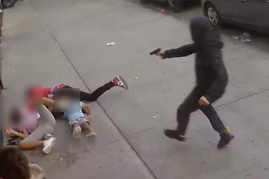 Ảnh cắt từ đoạn clip vụ xả súng kinh hoàng trên phố Bronx, New York, Mỹ (Ảnh: NYPD)