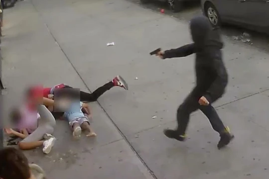 Ảnh cắt từ đoạn clip vụ xả súng kinh hoàng trên phố Bronx, New York, Mỹ (Ảnh: NYPD)