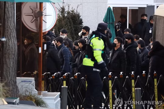 Các nhà điều tra bước vào lối vào dinh thự của Tổng thống Yoon Suk Yeol ở Seoul vào ngày 3/1 để thi hành lệnh bắt giữ ông. Ảnh: Yonhap.