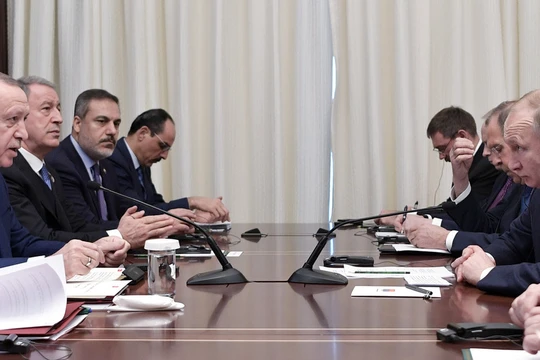 Tổng thống Nga Vladimir Putin và người đồng cấp Thổ Nhĩ Kỳ Recep Tayyip Erdogan gặp gỡ bên lề hội nghị tại Berlin (Ảnh: RT)