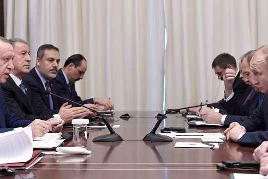 Tổng thống Nga Vladimir Putin và người đồng cấp Thổ Nhĩ Kỳ Recep Tayyip Erdogan gặp gỡ bên lề hội nghị tại Berlin (Ảnh: RT)