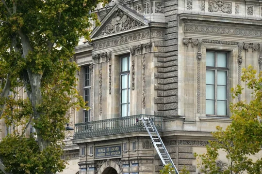 Bức ảnh này cho thấy một chiếc thang được bọn cướp sử dụng để vào Bảo tàng Louvre, trên phố Quai Francois Mitterrand, ở Paris vào ngày 19/10. Ảnh: AFP.