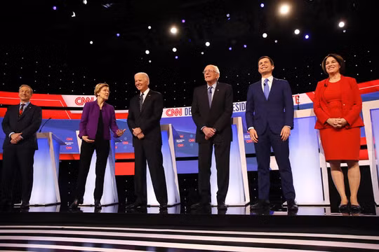 6 ứng viên hàng đầu của đảng Dân chủ trong đêm tranh luận cuối cùng tối ngày 14/1 (Ảnh: Politico)