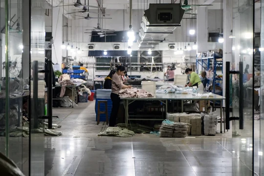 Công nhân tại một xưởng may ở làng Tangbudong ở Quảng Châu, Quảng Đông, Trung Quốc vào ngày 7/4. Ảnh: Getty.