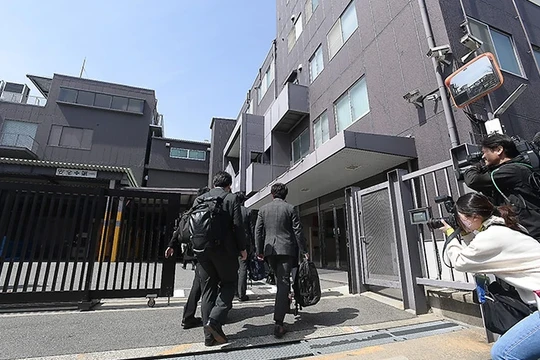 Các quan chức Nhật Bản kiểm tra cơ sở của công ty dược Kobayashi tại Osaka ngày 30/3 (Ảnh: Asahi)