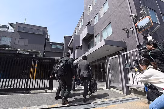 Các quan chức Nhật Bản kiểm tra cơ sở của công ty dược Kobayashi tại Osaka ngày 30/3 (Ảnh: Asahi)