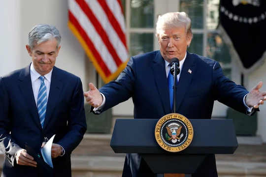 Tổng thống Mỹ Donald Trump và Chủ tịch Fed Jerome Powell. Ảnh: Reuters.