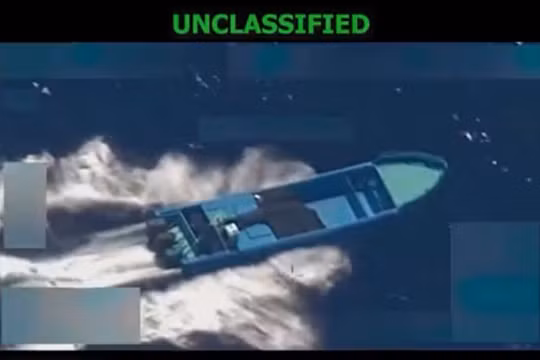 Ảnh chụp màn hình đoạn video do Bộ trưởng Quốc phòng Mỹ Pete Hegseth đăng tải trên tài khoản X của ông vào ngày 22/10, cho thấy Mỹ tấn công một tàu do một "tổ chức khủng bố buôn bán ma túy" điều hành ở Đông Thái Bình Dương. Ảnh: AFP.