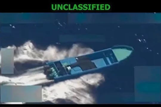 Ảnh chụp màn hình đoạn video do Bộ trưởng Quốc phòng Mỹ Pete Hegseth đăng tải trên tài khoản X của ông vào ngày 22/10, cho thấy Mỹ tấn công một tàu do một "tổ chức khủng bố buôn bán ma túy" điều hành ở Đông Thái Bình Dương. Ảnh: AFP.