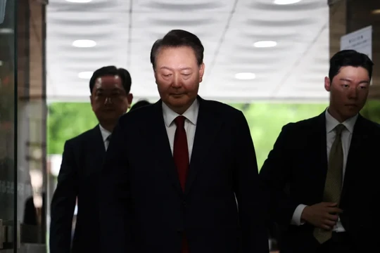 Cựu Tổng thống Hàn Quốc Yoon Suk-yeol đến tòa án để tham dự phiên điều trần xem xét lệnh bắt giữ ông theo yêu cầu của các công tố viên đặc biệt tại Seoul, Hàn Quốc, ngày 9/7. Ảnh: Reuters.