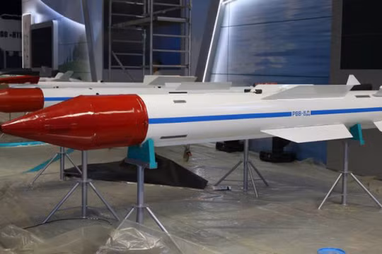 Tên lửa không đối không R-37M của Nga. Ảnh: MW.