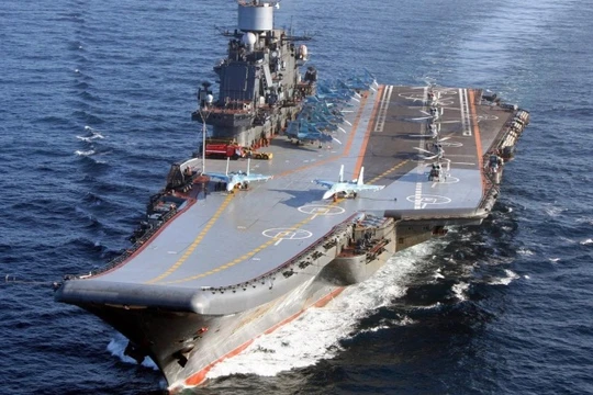 Tàu sân bay Đô đốc Kuznetsov của Nga với các máy bay chiến đấu Su-33 trên boong. Ảnh: MW.