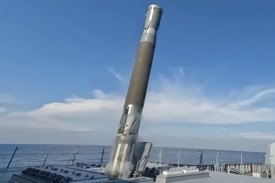 Cảnh phóng tên lửa hành trình siêu thanh Zircon từ chiến hạm. Ảnh: MW.