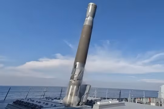 Cảnh phóng tên lửa hành trình siêu thanh Zircon từ chiến hạm. Ảnh: MW.