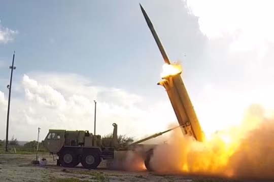 Cảnh tên lửa đánh chặn được phóng từ hệ thống THAAD. Ảnh: MW.