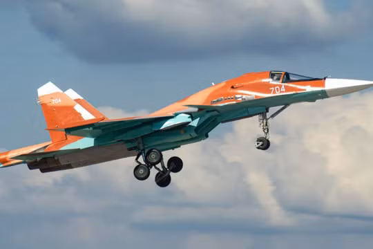 Chiến đấu cơ Su-34M được sơn màu vàng sa mạc. Ảnh: MW.