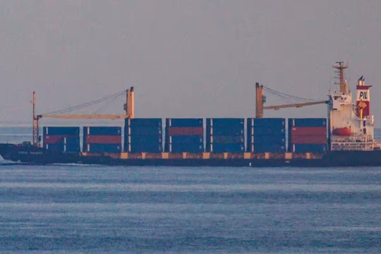 Tàu container tiếp cận eo biển Bab-el-Mandeb vào ngày 18/1/2024 tại Obock, Djibouti (Ảnh: Getty)