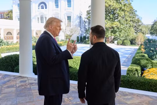 Tổng thống Mỹ Donald Trump nói chuyện với Tổng thống Ukraine Volodymyr Zelensky tại Nhà Trắng trong hôm 17/10. Ảnh: AFP.