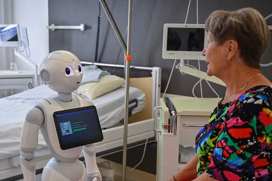 Sự tương tác trực tiếp giữa bệnh nhân mô phỏng và robot được thử nghiệm tại bệnh viện Carl-Thiem-Klinikum Cottbus ở Đức. Ảnh: Getty.