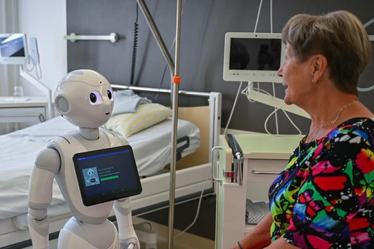 Sự tương tác trực tiếp giữa bệnh nhân mô phỏng và robot được thử nghiệm tại bệnh viện Carl-Thiem-Klinikum Cottbus ở Đức. Ảnh: Getty.