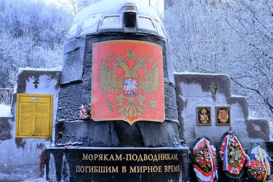 Một mảnh vỡ từ khoang lái tàu ngầm nguyên tử Kursk được đặt tại đài tưởng niệm ở Murmansk (Ảnh: Sputnik)