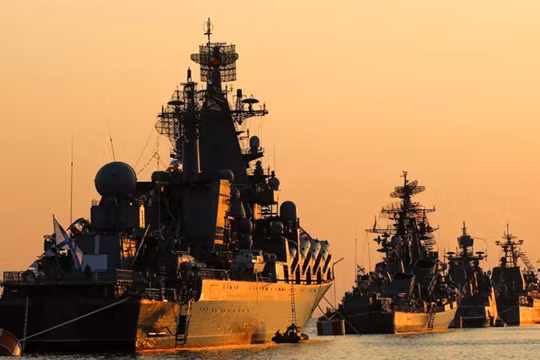 Các chiến hạm Nga trong một cuộc diễu binh hải quân tại Sevastopol năm 2019 (Ảnh: Sputnik)