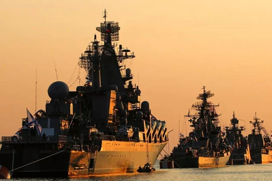 Các chiến hạm Nga trong một cuộc diễu binh hải quân tại Sevastopol năm 2019 (Ảnh: Sputnik)