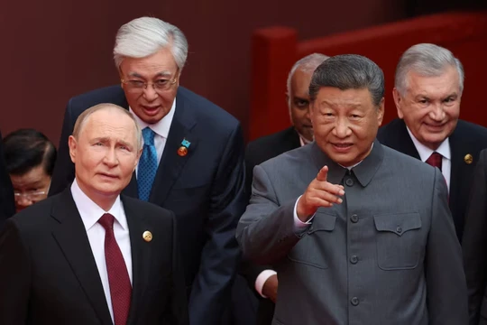 Tổng thống Nga Vladimir Putin, Tổng thống Kazakhstan Kassym-Jomart Tokayev, Chủ tịch Trung Quốc Tập Cận Bình và Tổng thống Uzbekistan Shavkat Mirziyoyev đến dự lễ duyệt binh tại Bắc Kinh, Trung Quốc ngày 3/9. Ảnh: Reuters.