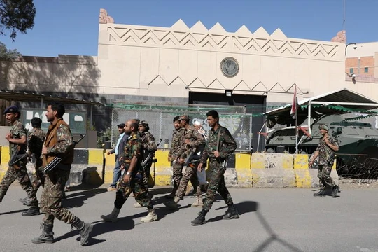 Ảnh tư liệu cho thấy binh sĩ Yemen đảm bảo an ninh bên ngoài Đại sứ quán Mỹ ở Sana'a (Ảnh: Reuters)