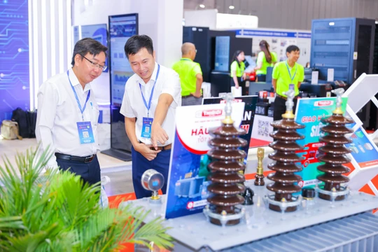 Khách hàng tìm hiểu các sản phẩm của Gelex Electric tại triển lãm