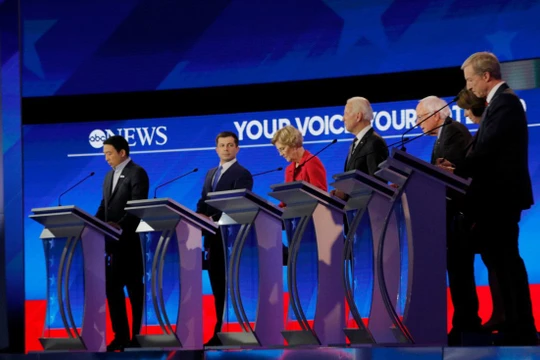 Các ứng viên của đảng Dân chủ trong đêm tranh luận ngày 7/2 (Ảnh: PBS)