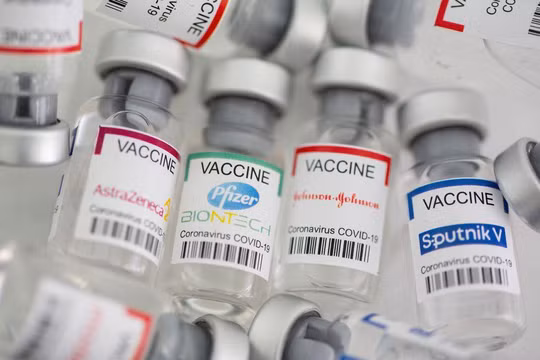 Nhiều nước đã và đang thực hiện chương trình tiêm mũi tăng cường vaccine COVID-19 để chống biến chủng Omicron (Ảnh: Reuters)