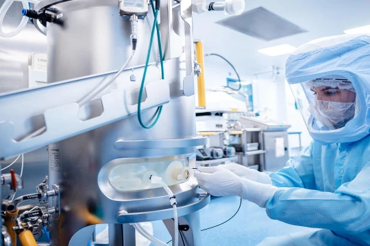 Một nhân viên trong cơ sở sản xuất vaccine của BioNTech ở Marburg, Đức (Ảnh: EPA)