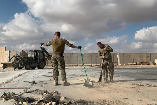 Binh sĩ Mỹ dọn dẹp đống đổ nát tại căn cứ Al-Asad sau khi bị Iran tấn công bằng tên lửa (Ảnh: France24)