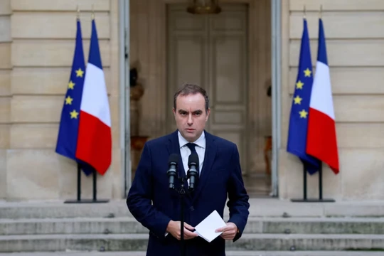 Thủ tướng Pháp Sebastien Lecornu phát biểu tại sân trong của Khách sạn Matignon ở Paris vào tháng 10. Ảnh: Reuters.
